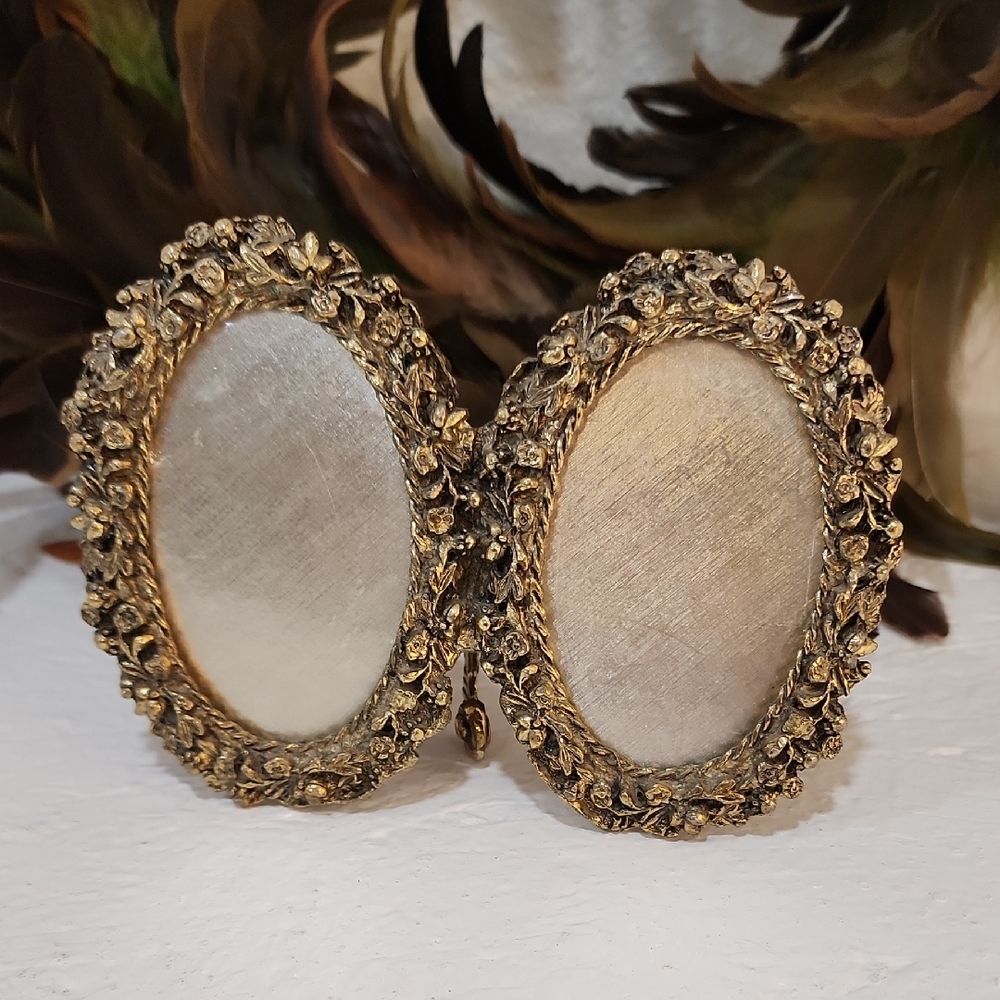 Antique Mementos Double Gold Frame